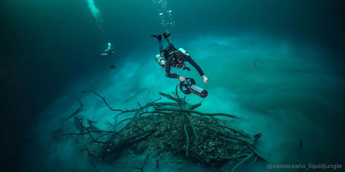Instagram @valeoceano_liquidjungle diving deep with Dive Xtras BlackTip underwater scooters.