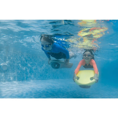 Two kids underwater with Asiwo Mako Kickboards.