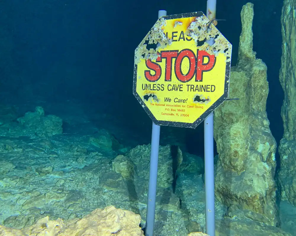 Cave diving caution before proceeding sign.