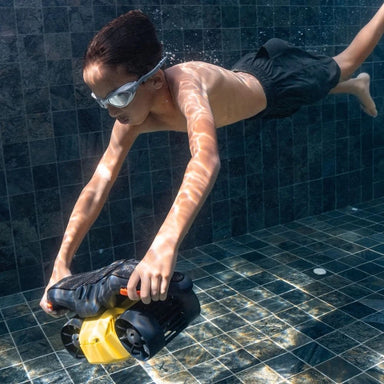 LEFEET Seagull C1 Underwater Scooter for kid swimming.