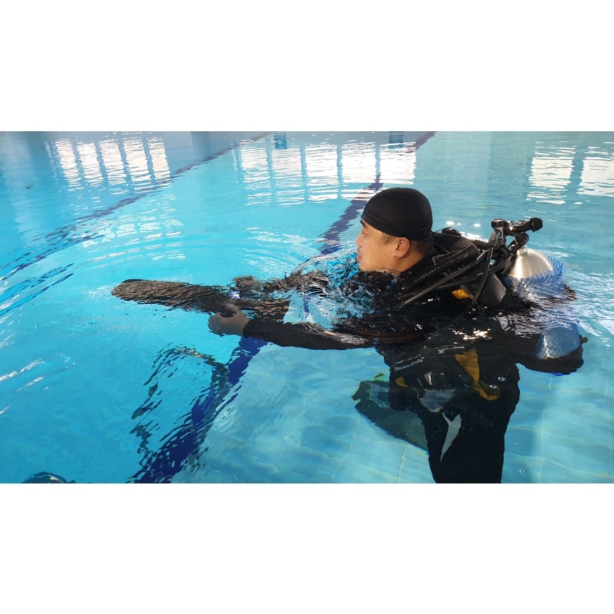 AQUABOOST DPV-1 STANDARD Underwater Scooter scuba diver in the pool