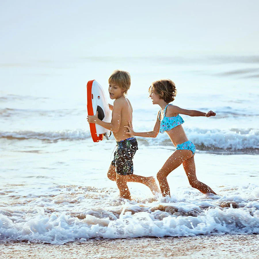 Sublue Swii Electronic Kickboard kids running on the beach.